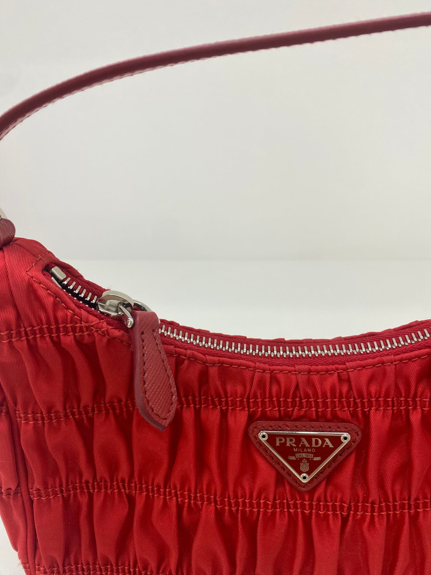 Prada Re-edition 2005 Ruched Red