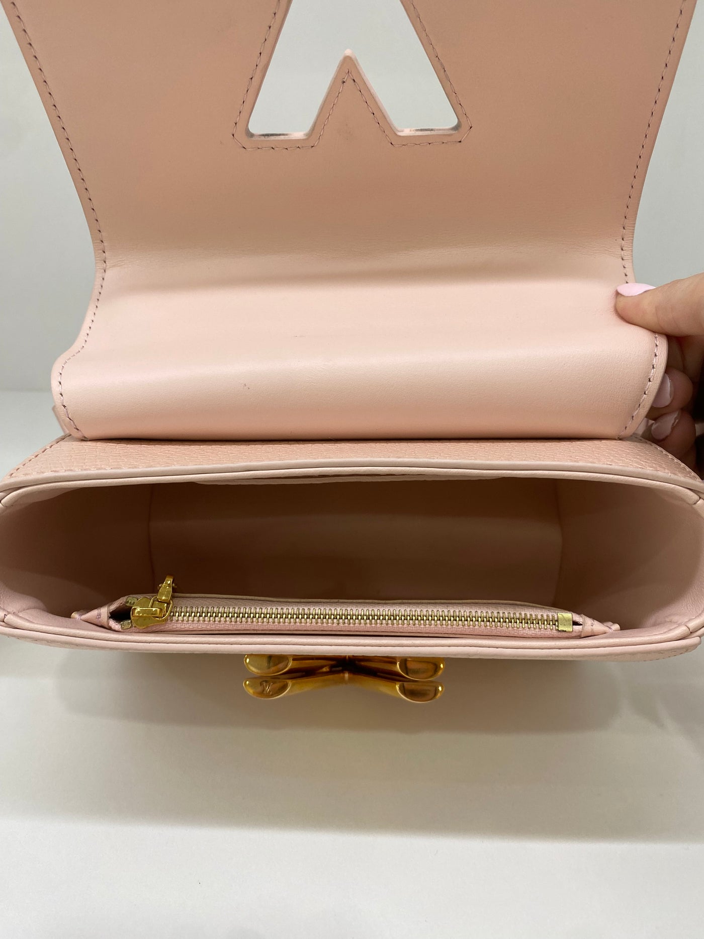 Louis Vuitton Twist MM Pink Iridescent GHW